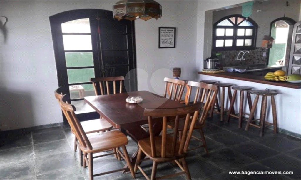 Casa na praia à venda | 1.080 m² | 3 dormitórios (2 suítes) | piscina | 12 vagas em Itanhaém/SP!