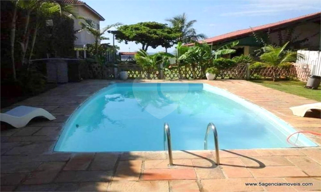 Casa na praia à venda | 1.080 m² | 3 dormitórios (2 suítes) | piscina | 12 vagas em Itanhaém/SP!