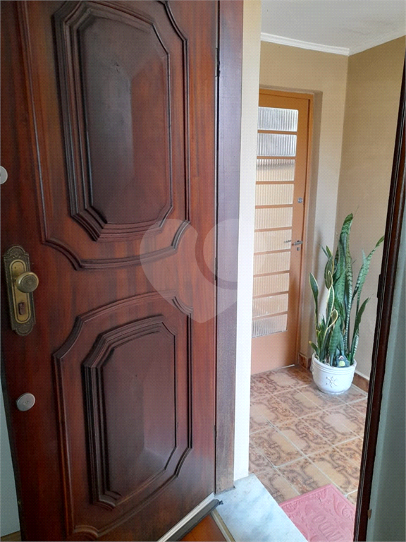 Ótimo sobrado com 3 quartos, sendo uma suíte, 2 vagas.