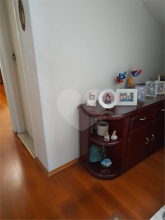 Ótimo sobrado com 3 quartos, sendo uma suíte, 2 vagas.