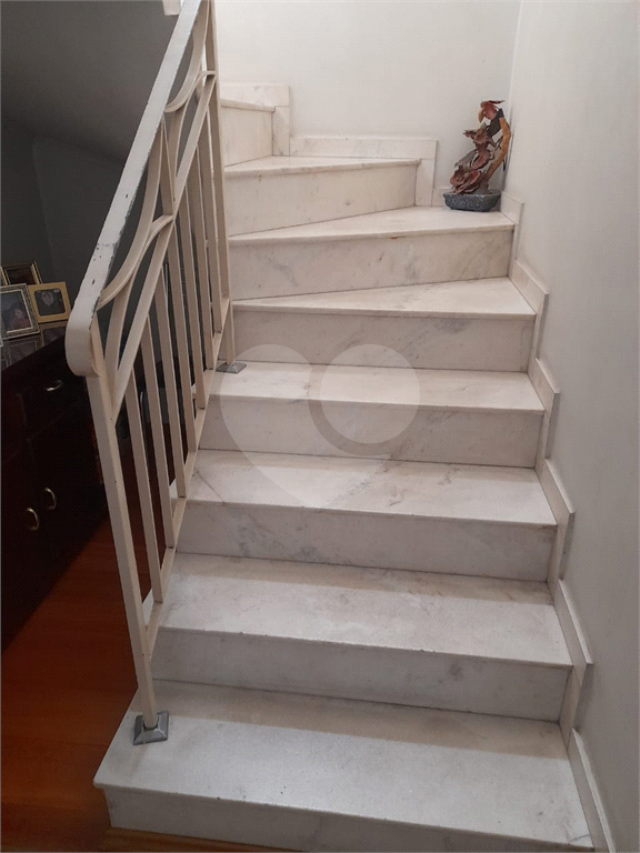 Ótimo sobrado com 3 quartos, sendo uma suíte, 2 vagas.