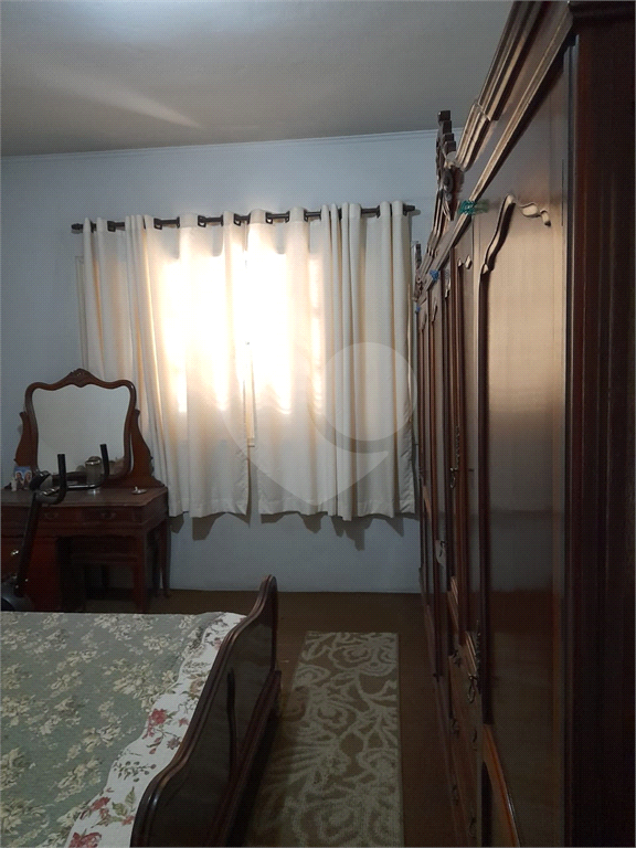 Ótimo sobrado com 3 quartos, sendo uma suíte, 2 vagas.