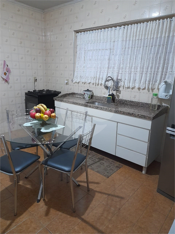 Ótimo sobrado com 3 quartos, sendo uma suíte, 2 vagas.