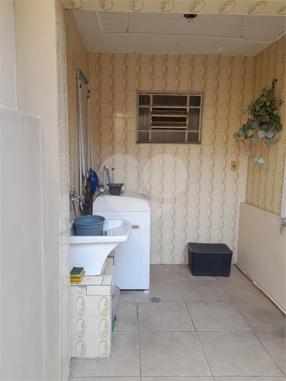 Ótimo sobrado com 3 quartos, sendo uma suíte, 2 vagas.