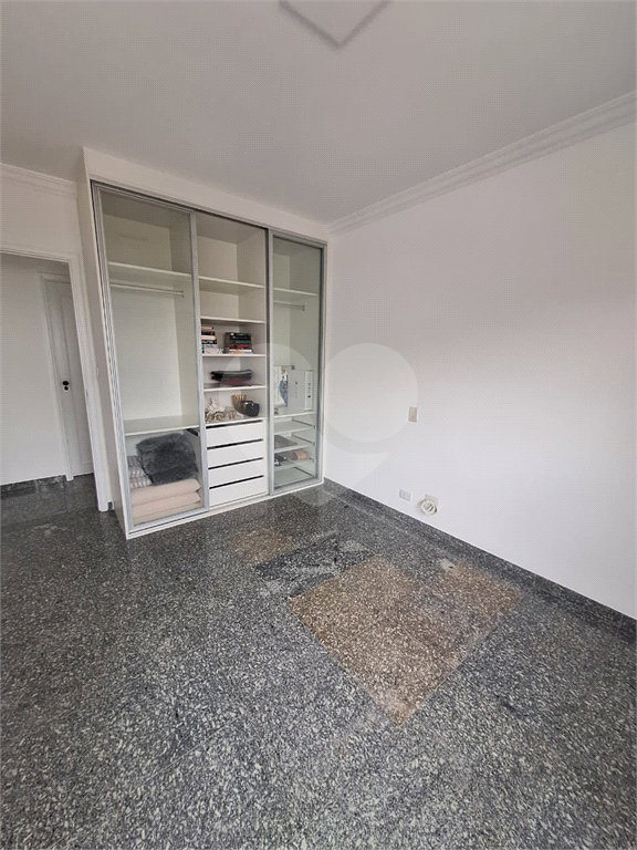 Apartamento espaçoso com 2 quartos, suíte e sala para três ambientes