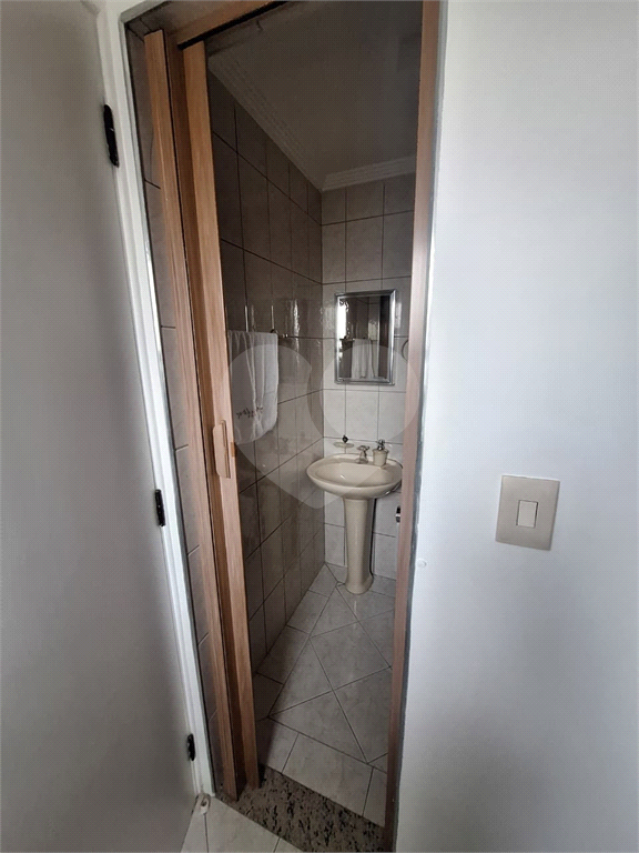 Apartamento espaçoso com 2 quartos, suíte e sala para três ambientes