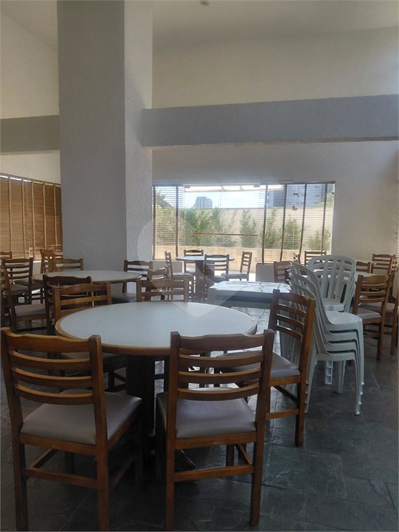 Apartamento espaçoso com 2 quartos, suíte e sala para três ambientes