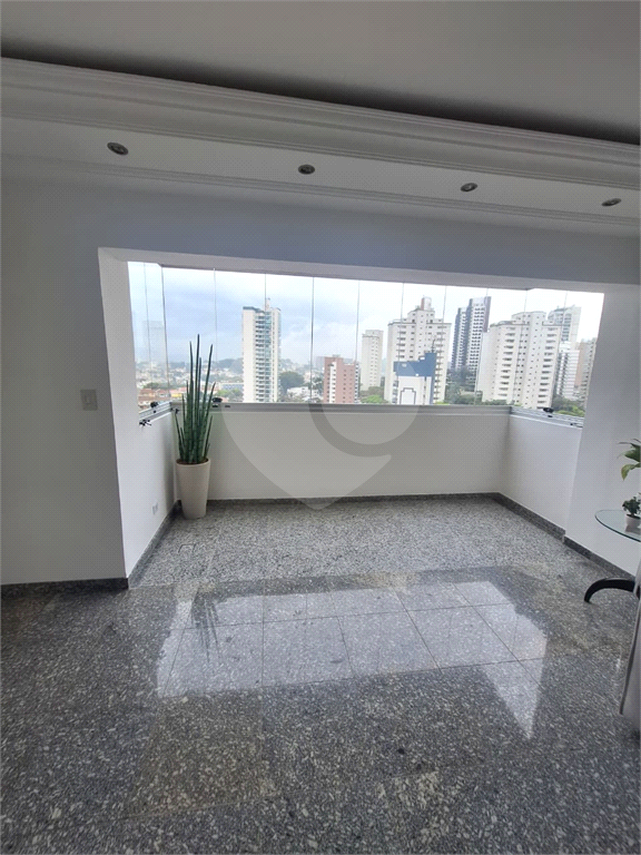 Apartamento espaçoso com 2 quartos, suíte e sala para três ambientes