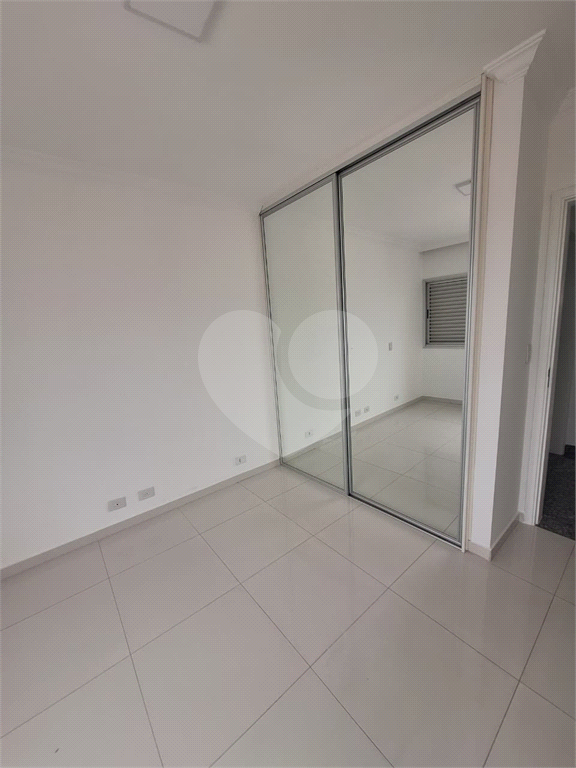 Apartamento espaçoso com 2 quartos, suíte e sala para três ambientes