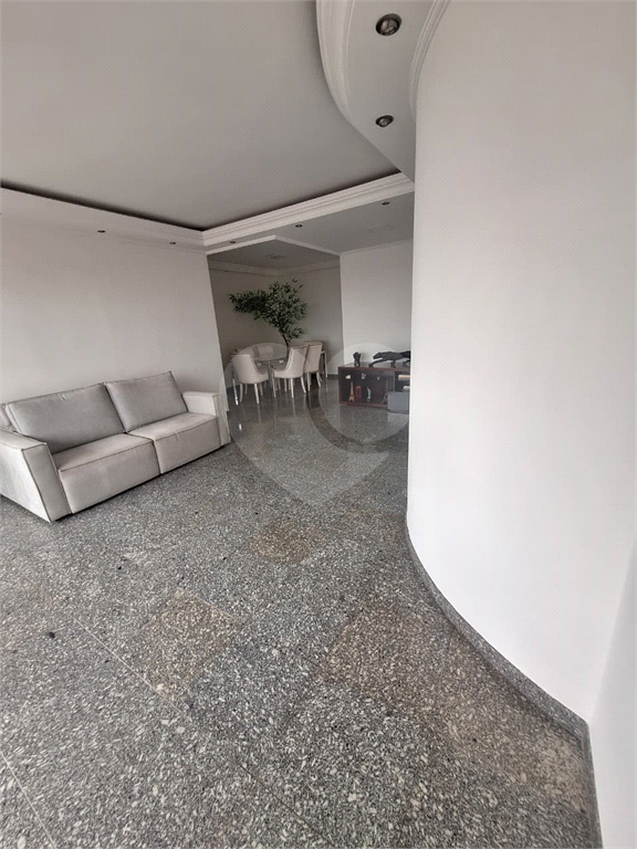 Apartamento espaçoso com 2 quartos, suíte e sala para três ambientes