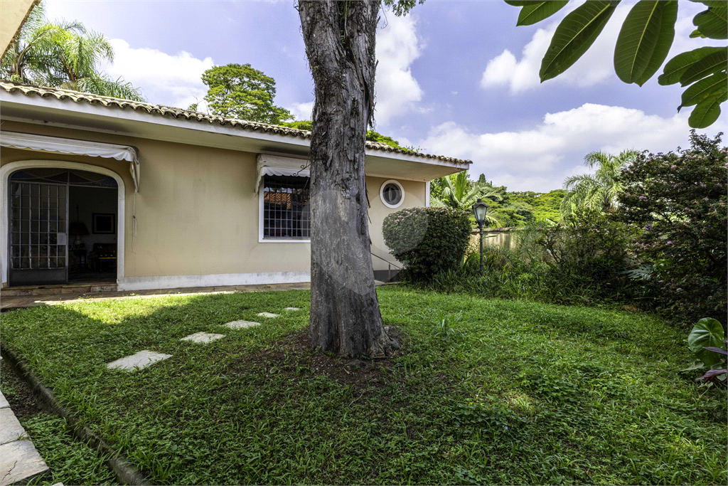 Casa à venda no Morumbi, 4 quartos, 2 suites, 6 vagas, quintal, esquina