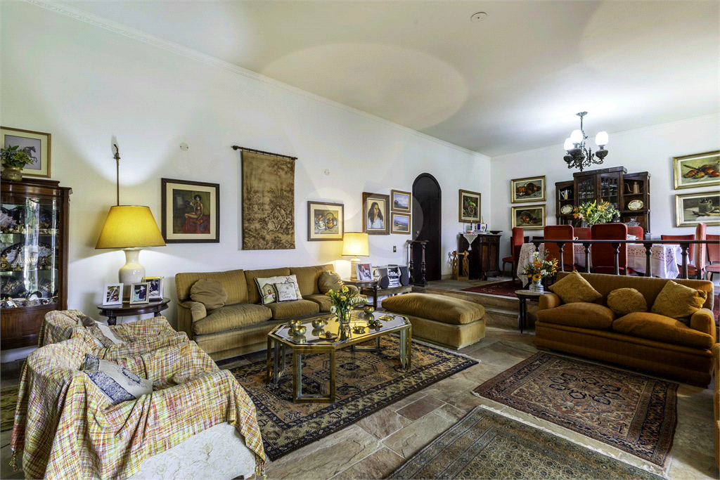 Casa à venda no Morumbi, 4 quartos, 2 suites, 6 vagas, quintal, esquina