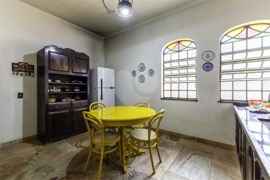 Casa à venda no Morumbi, 4 quartos, 2 suites, 6 vagas, quintal, esquina