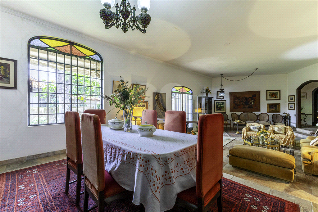 Casa à venda no Morumbi, 4 quartos, 2 suites, 6 vagas, quintal, esquina