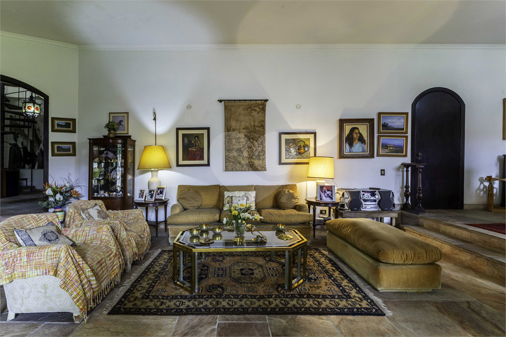 Casa à venda no Morumbi, 4 quartos, 2 suites, 6 vagas, quintal, esquina