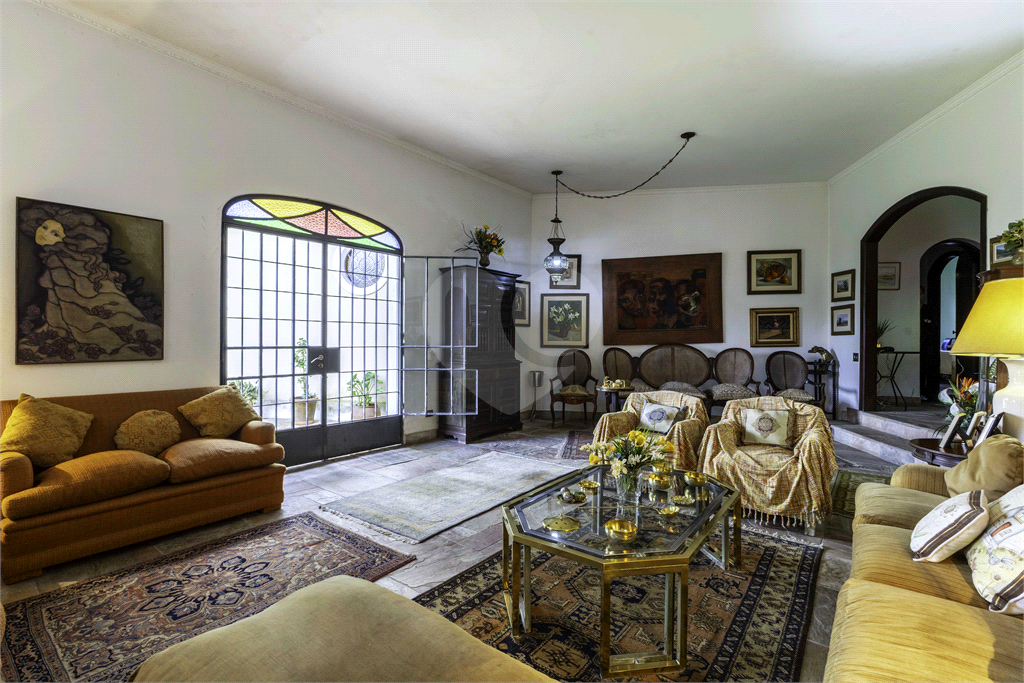 Casa à venda no Morumbi, 4 quartos, 2 suites, 6 vagas, quintal, esquina