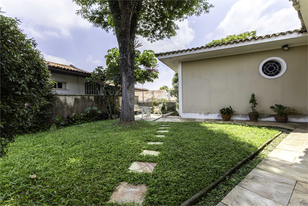 Casa à venda no Morumbi, 4 quartos, 2 suites, 6 vagas, quintal, esquina