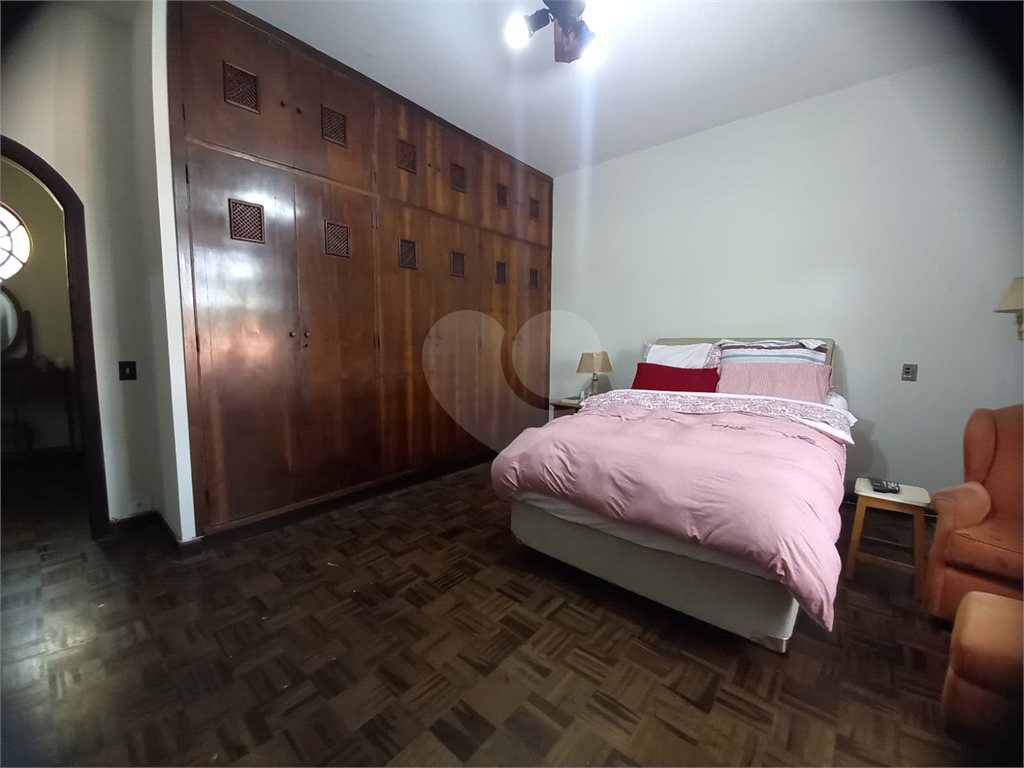 Casa à venda no Morumbi, 4 quartos, 2 suites, 6 vagas, quintal, esquina