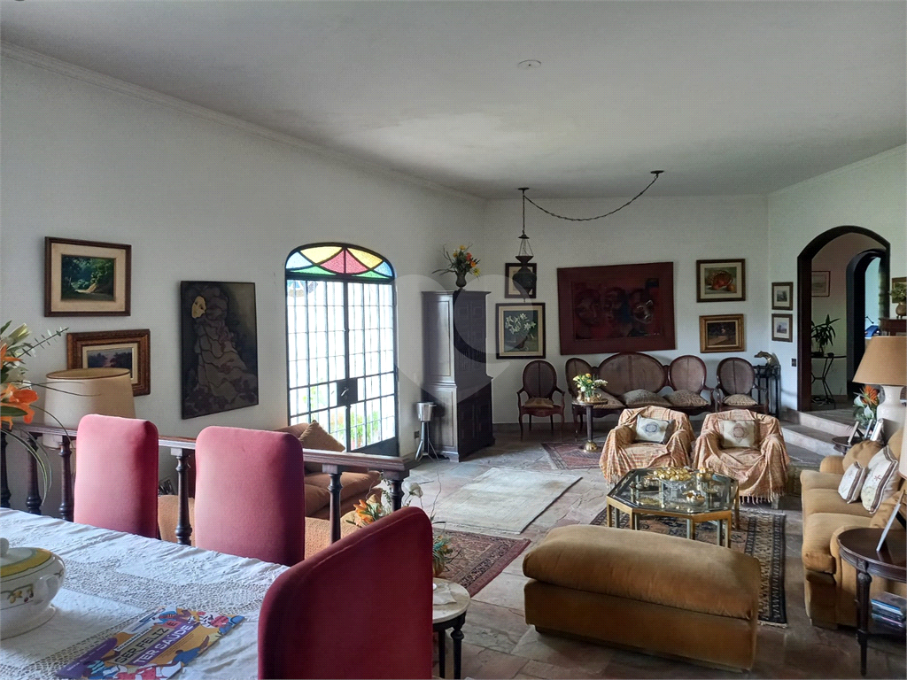 Casa à venda no Morumbi, 4 quartos, 2 suites, 6 vagas, quintal, esquina