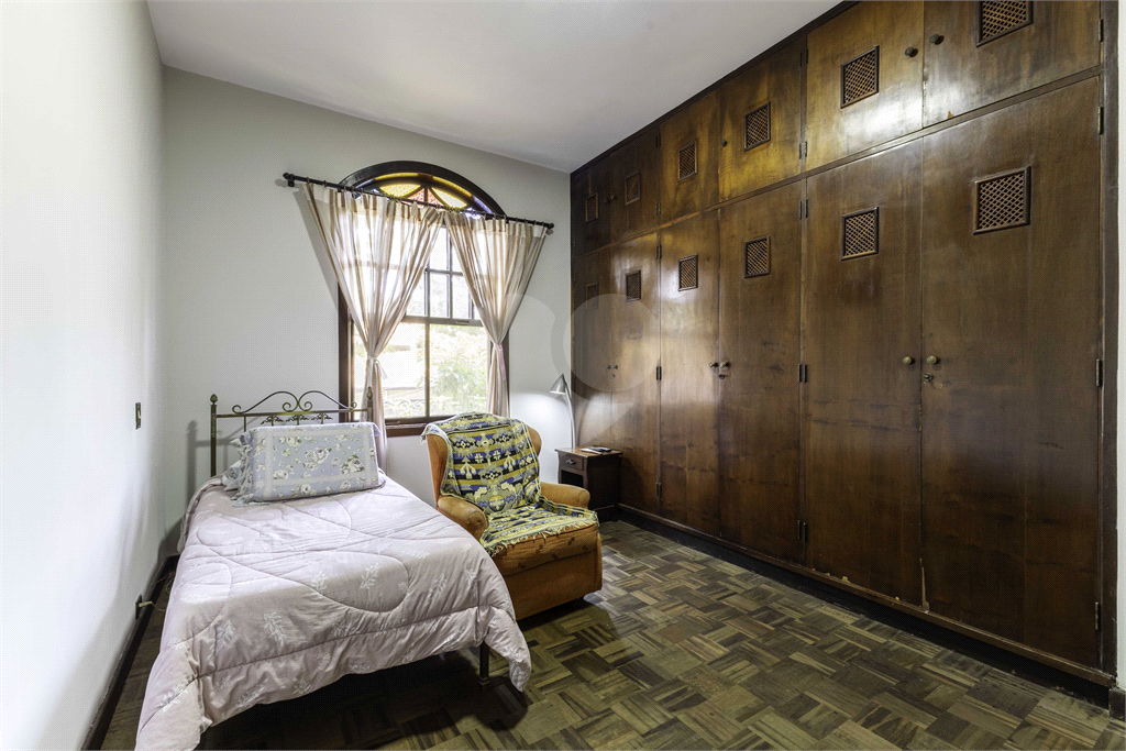 Casa à venda no Morumbi, 4 quartos, 2 suites, 6 vagas, quintal, esquina