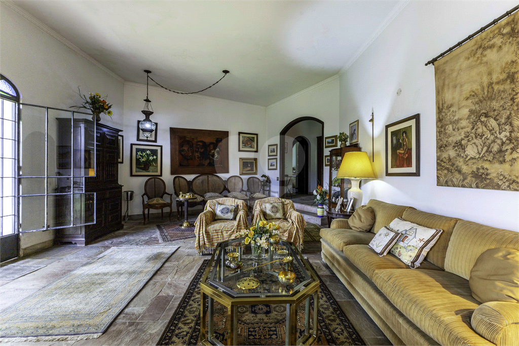 Casa à venda no Morumbi, 4 quartos, 2 suites, 6 vagas, quintal, esquina