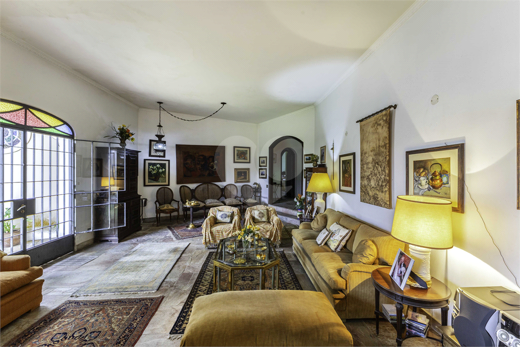 Casa à venda no Morumbi, 4 quartos, 2 suites, 6 vagas, quintal, esquina