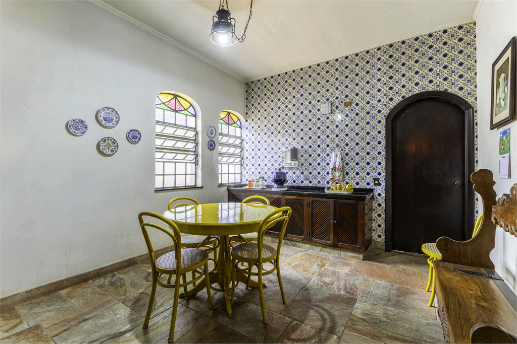 Casa à venda no Morumbi, 4 quartos, 2 suites, 6 vagas, quintal, esquina