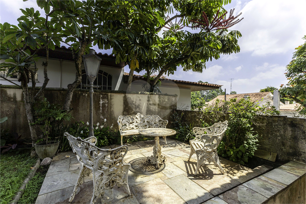 Casa à venda no Morumbi, 4 quartos, 2 suites, 6 vagas, quintal, esquina