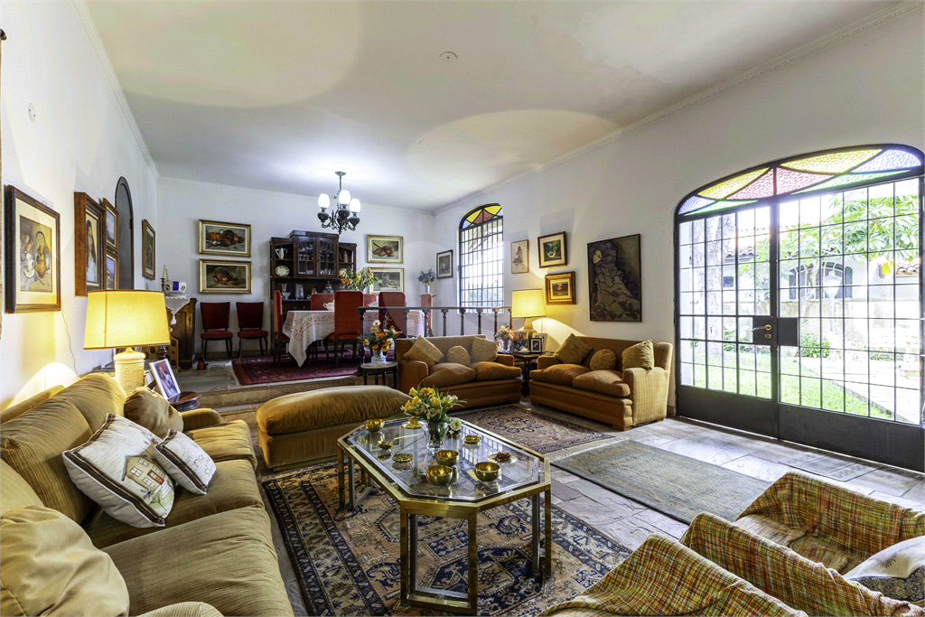 Casa à venda no Morumbi, 4 quartos, 2 suites, 6 vagas, quintal, esquina