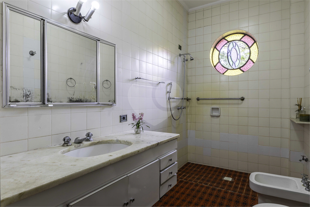 Casa à venda no Morumbi, 4 quartos, 2 suites, 6 vagas, quintal, esquina