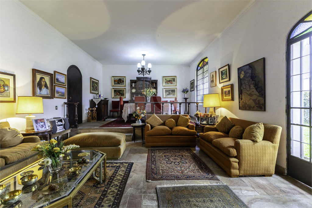 Casa à venda no Morumbi, 4 quartos, 2 suites, 6 vagas, quintal, esquina