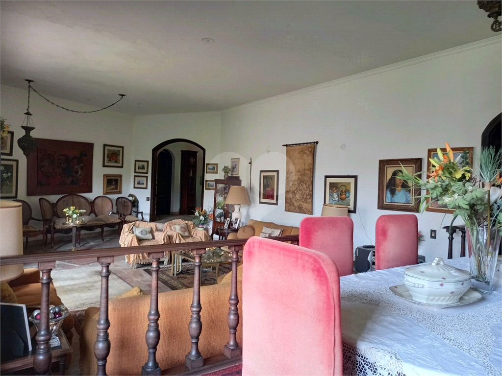 Casa à venda no Morumbi, 4 quartos, 2 suites, 6 vagas, quintal, esquina