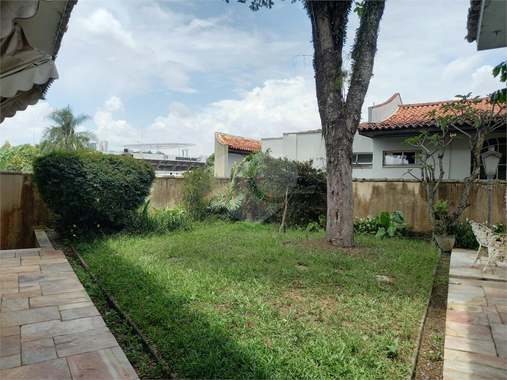 Casa à venda no Morumbi, 4 quartos, 2 suites, 6 vagas, quintal, esquina