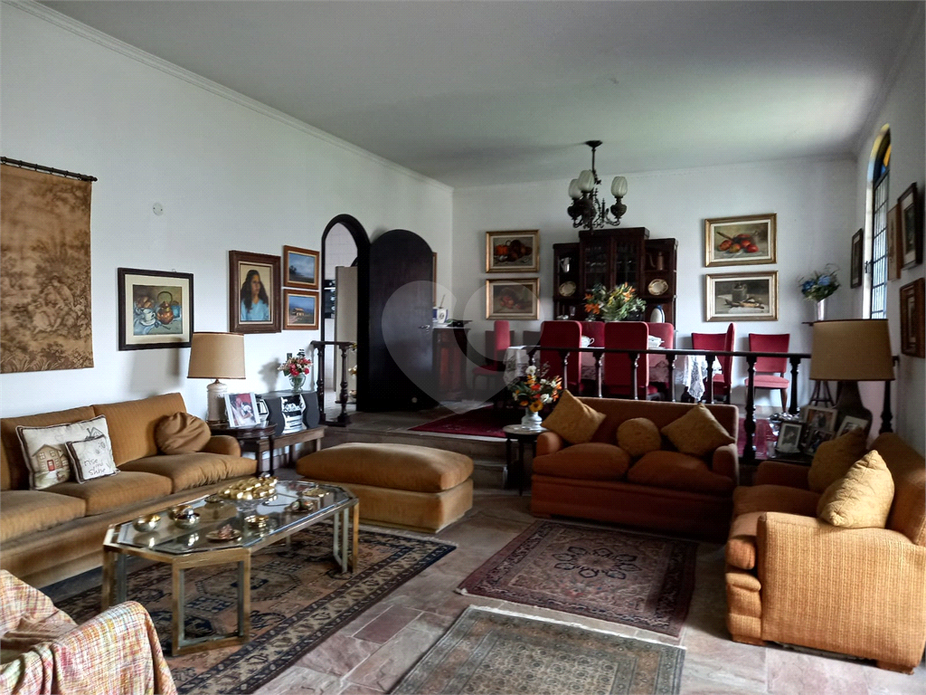 Casa à venda no Morumbi, 4 quartos, 2 suites, 6 vagas, quintal, esquina