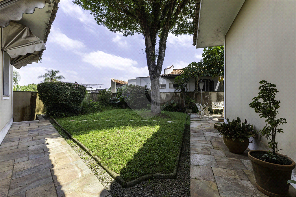 Casa à venda no Morumbi, 4 quartos, 2 suites, 6 vagas, quintal, esquina