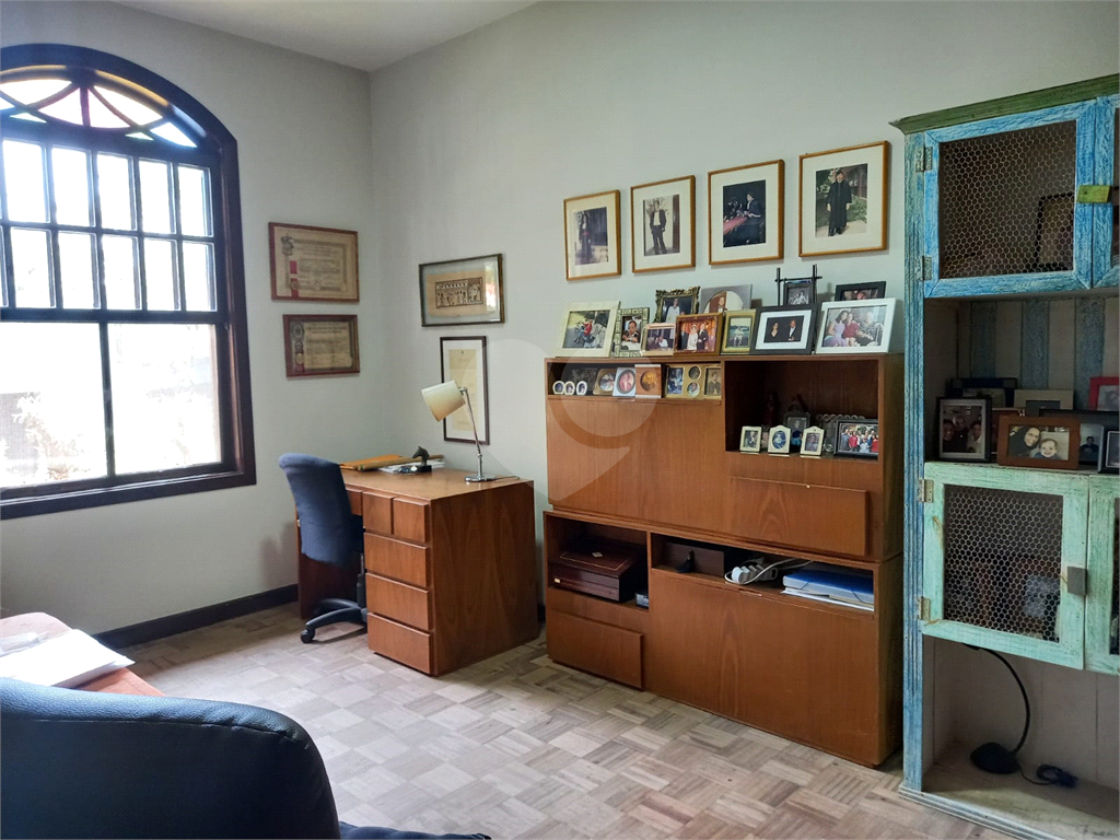 Casa à venda no Morumbi, 4 quartos, 2 suites, 6 vagas, quintal, esquina