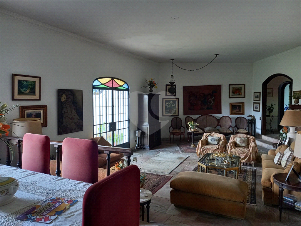 Casa à venda no Morumbi, 4 quartos, 2 suites, 6 vagas, quintal, esquina