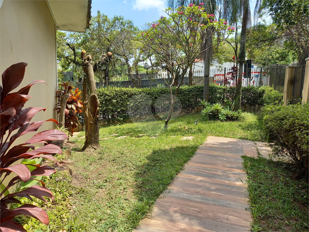 Casa à venda no Morumbi, 4 quartos, 2 suites, 6 vagas, quintal, esquina