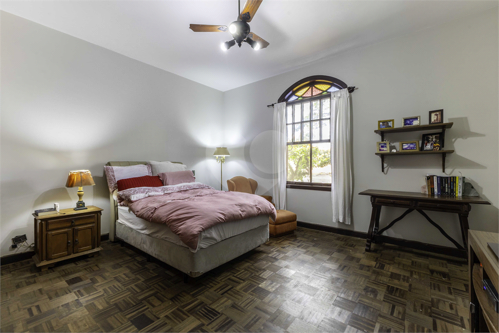 Casa à venda no Morumbi, 4 quartos, 2 suites, 6 vagas, quintal, esquina
