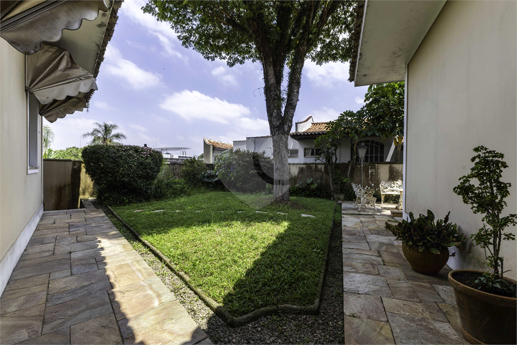 Casa à venda no Morumbi, 4 quartos, 2 suites, 6 vagas, quintal, esquina