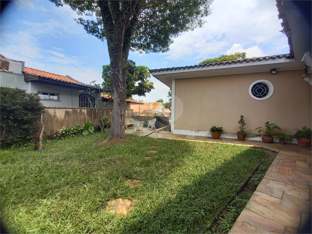 Casa à venda no Morumbi, 4 quartos, 2 suites, 6 vagas, quintal, esquina