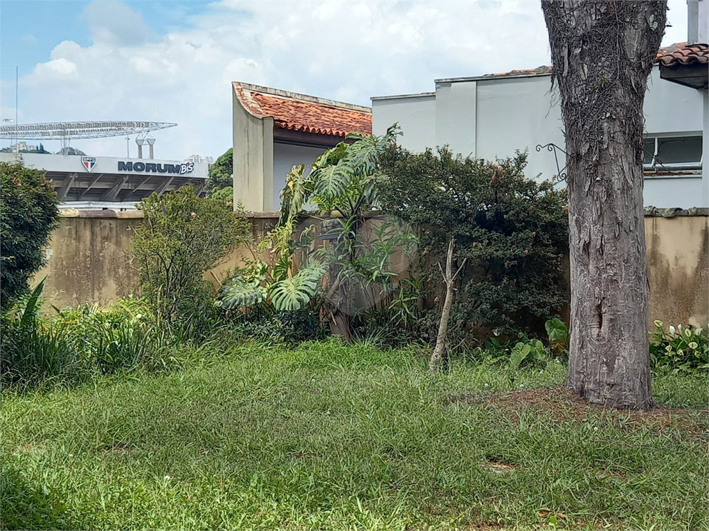 Casa à venda no Morumbi, 4 quartos, 2 suites, 6 vagas, quintal, esquina