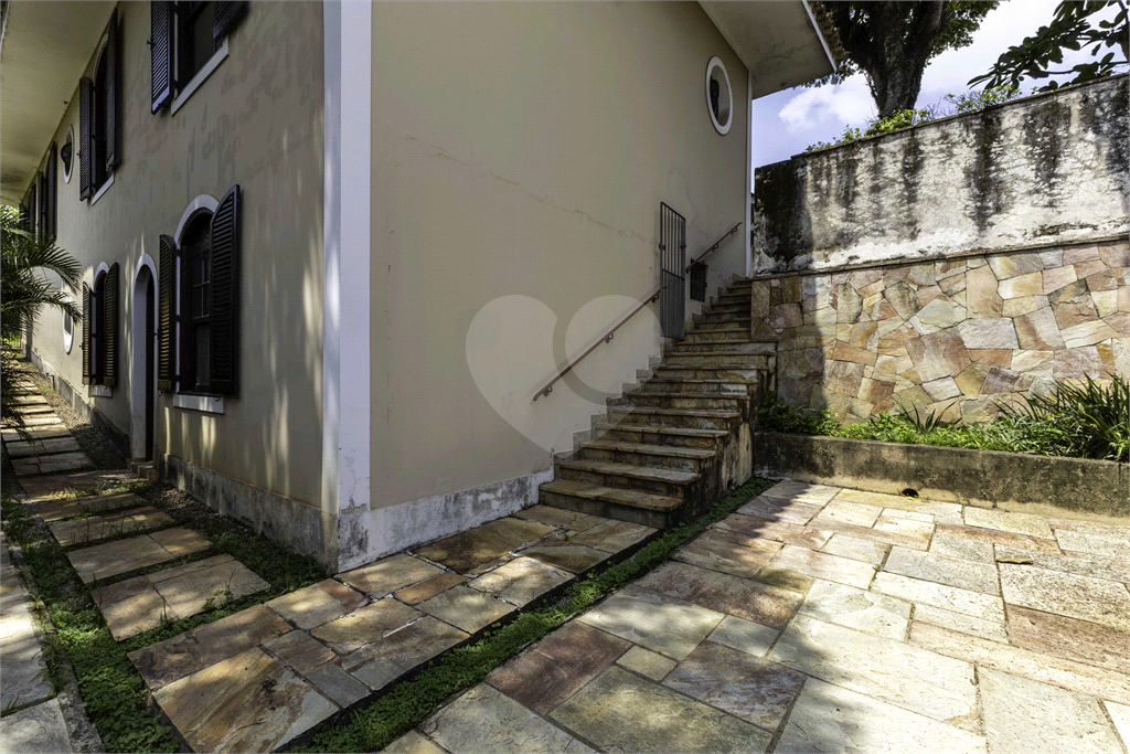 Casa à venda no Morumbi, 4 quartos, 2 suites, 6 vagas, quintal, esquina