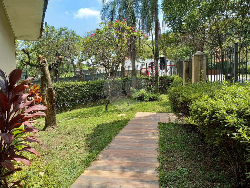 Casa à venda no Morumbi, 4 quartos, 2 suites, 6 vagas, quintal, esquina