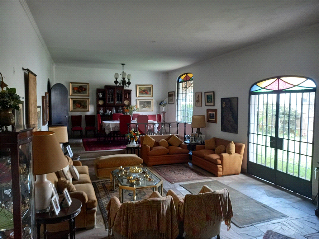 Casa à venda no Morumbi, 4 quartos, 2 suites, 6 vagas, quintal, esquina