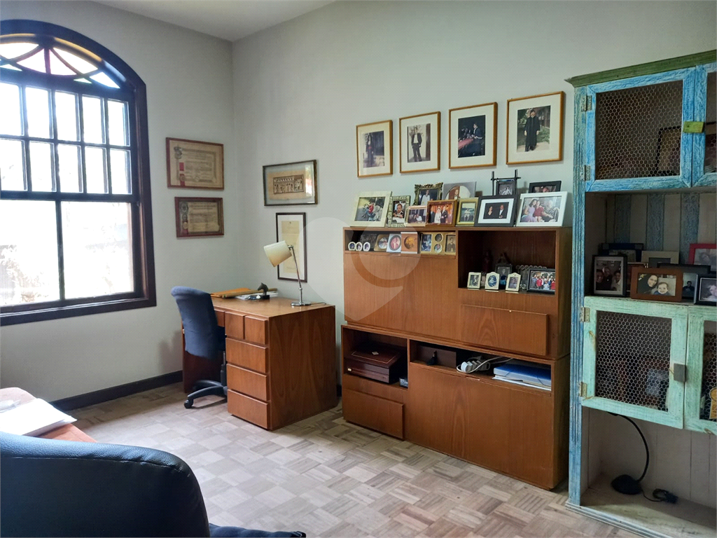 Casa à venda no Morumbi, 4 quartos, 2 suites, 6 vagas, quintal, esquina