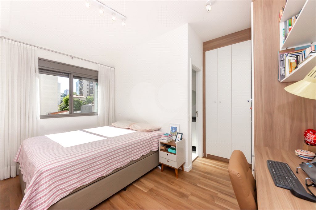 Apartamento - São Judas - 2 Quartos / Dormitórios - 1 Suíte - 1 Vaga - Venda / Compra