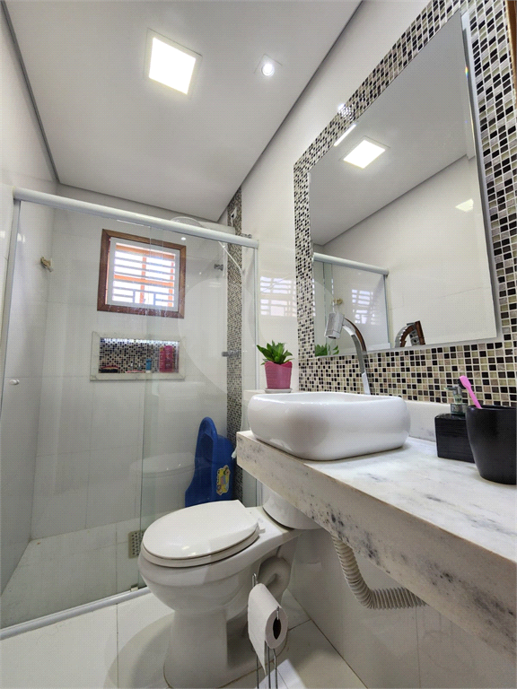 Sobrado a Venda de 3 suítes e 2 vagas de garagem no bairro Vila Constança