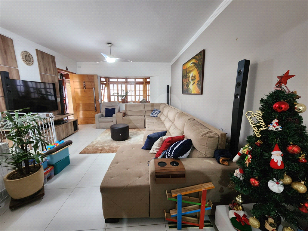 Sobrado a Venda de 3 suítes e 2 vagas de garagem no bairro Vila Constança