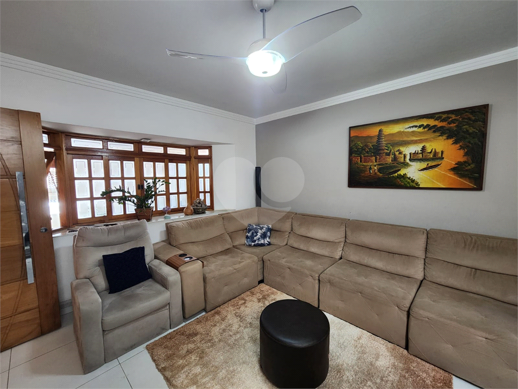 Sobrado a Venda de 3 suítes e 2 vagas de garagem no bairro Vila Constança